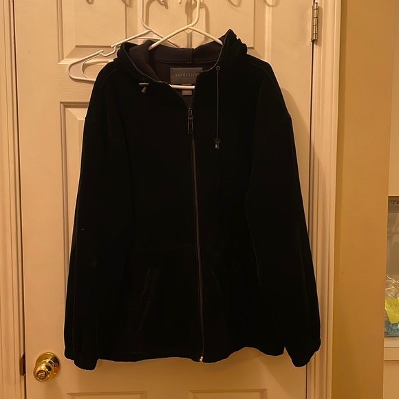Van husen coat.. it is velvet with fleece lining it fits more like a xl. - Picture 1 of 6